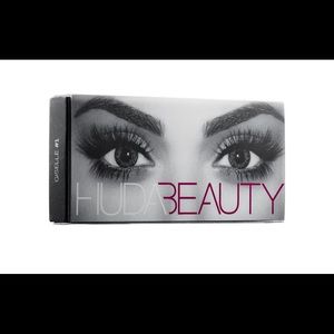 Huda beauty eye lashes